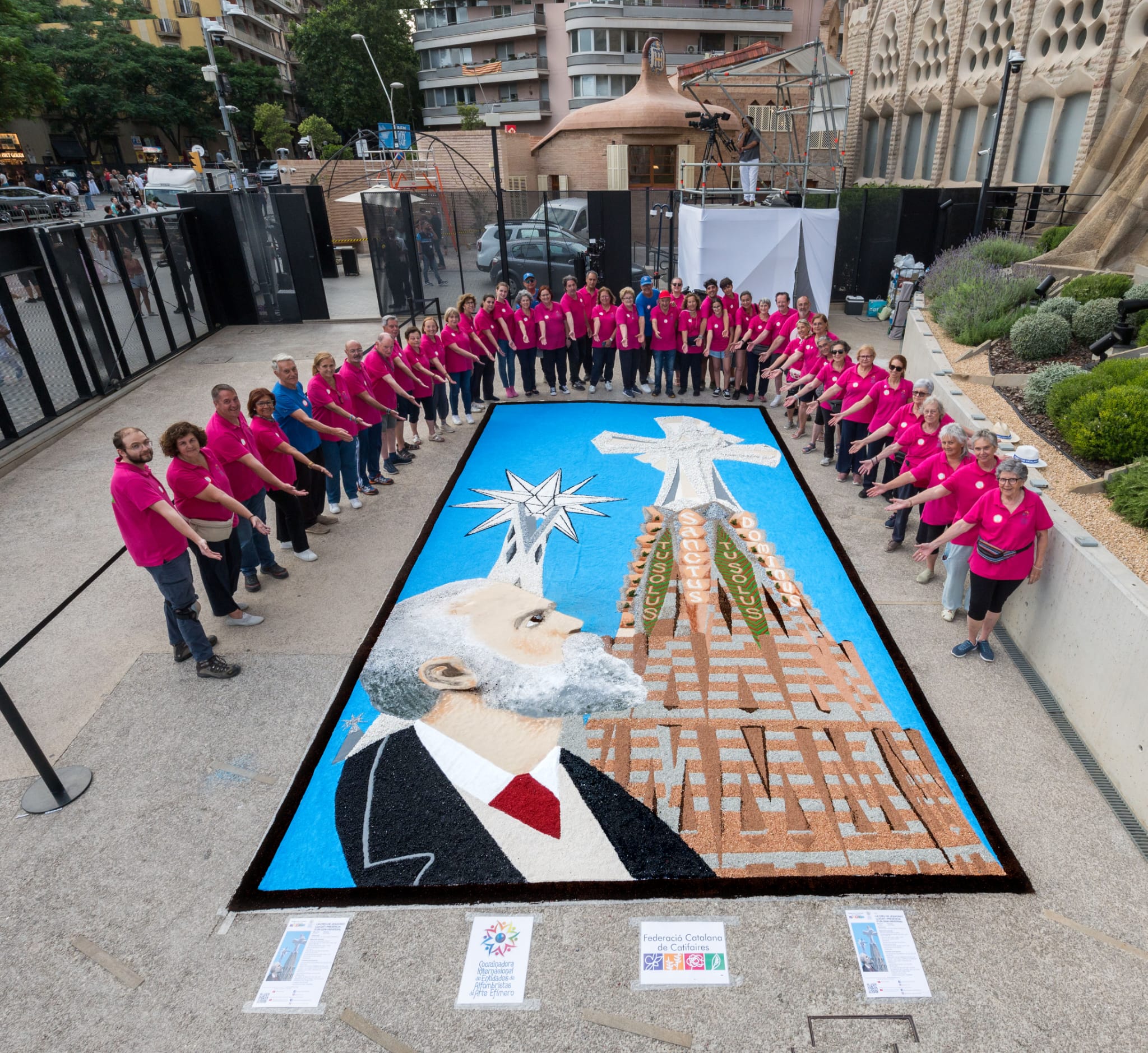 El arte efímero catalán rinde homenaje a Gaudí y al Papa en la Sagrada Família