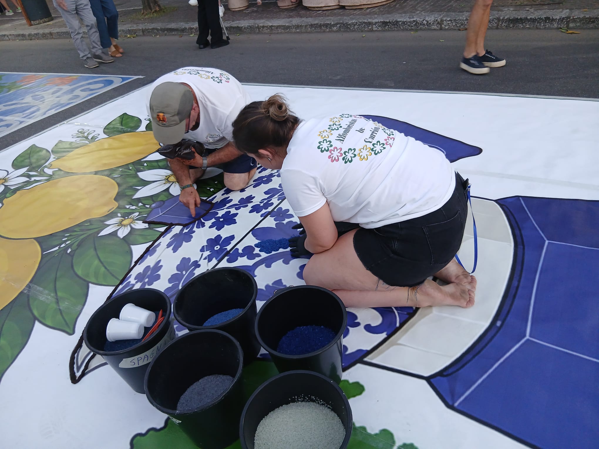 El arte efímero une fronteras: la Asociación de Alfombristas de Carrión de los Condes brilla en la Infiorata de Taurianova