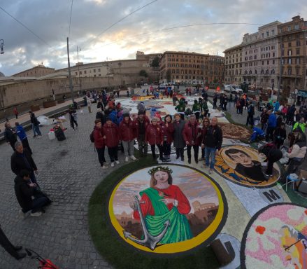 Alfombristas en la plaza de San Pedro, confeccionando alfombras.