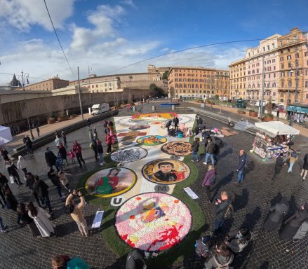 Alfombristas en la plaza de San Pedro, confeccionando alfombras.