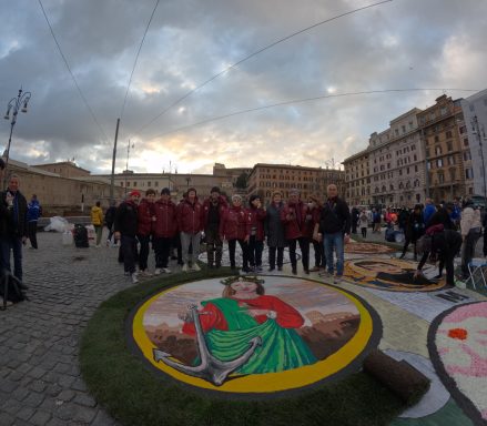 Alfombristas en la plaza de San Pedro, confeccionando alfombras.