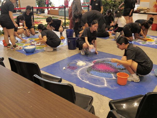 Confeccionando alfombras florales