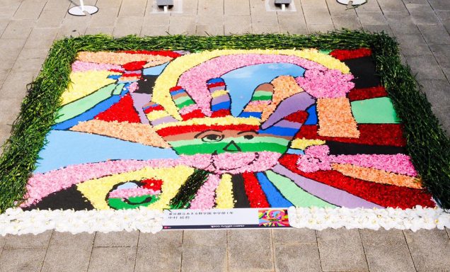 Mural colorido con una mano grande y muchas formas y colores brillantes.