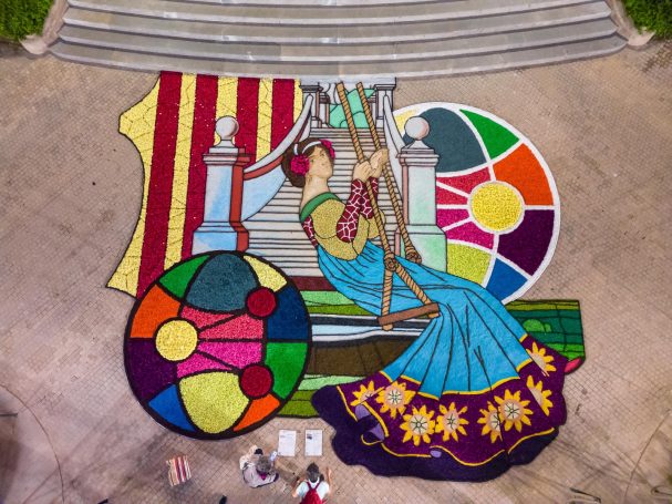 Alfombra floral con un diseño basado en obras de Domènch i Muntaner