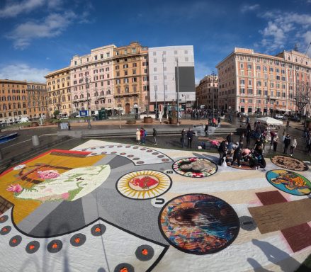 Alfombristas en la plaza de San Pedro, confeccionando alfombras.