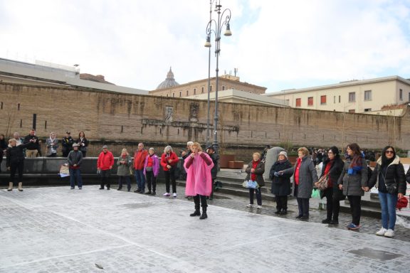 Alfombristas en la plaza de San Pedro, confeccionando alfombras.