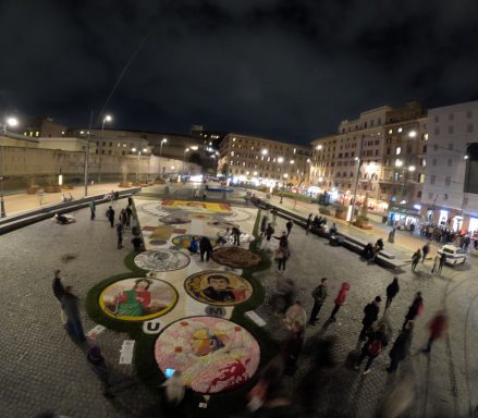 Alfombristas en la plaza de San Pedro, confeccionando alfombras.