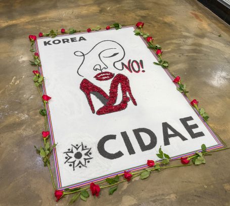 Alfombra realizada en Korea con motivo del Día Internacional de la Eliminación de la Violencia contra la Mujer