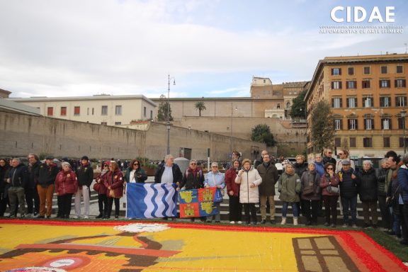 Alfombristas en la plaza de San Pedro, confeccionando alfombras.